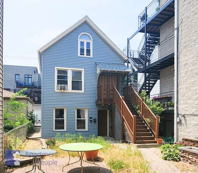 Building Photo - 3038 N Sheffield Ave