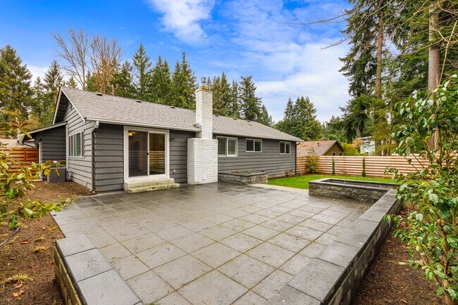 Building Photo - Kirkland 4 Bedroom 2 Bath FULLY RENOVATED ...