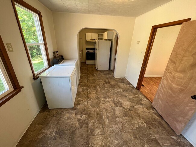 Building Photo - 4 Bedroom 2 Bath - Single Family Home