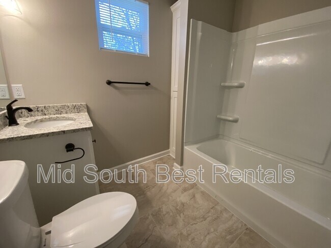 Building Photo - 506 E Elm St