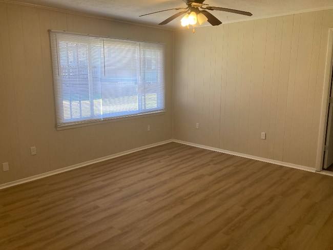 Building Photo - 202 Mountain View Dr