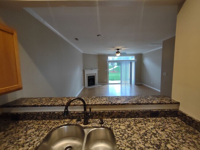 Foto del edificio - Move In Ready Townhome located in the Town...