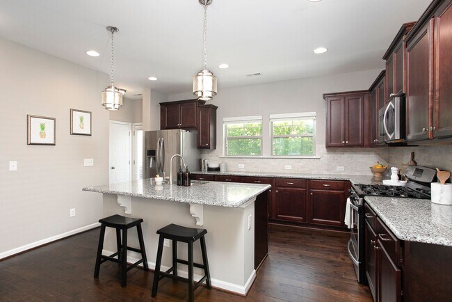 Foto del edificio - Beautiful 3 bedroom, 2.5 bath end unit townhome home!