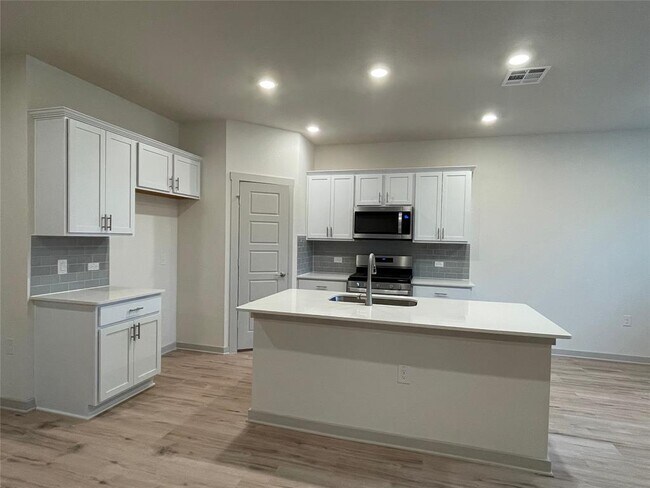 Building Photo - 13900 Zuhause Dr