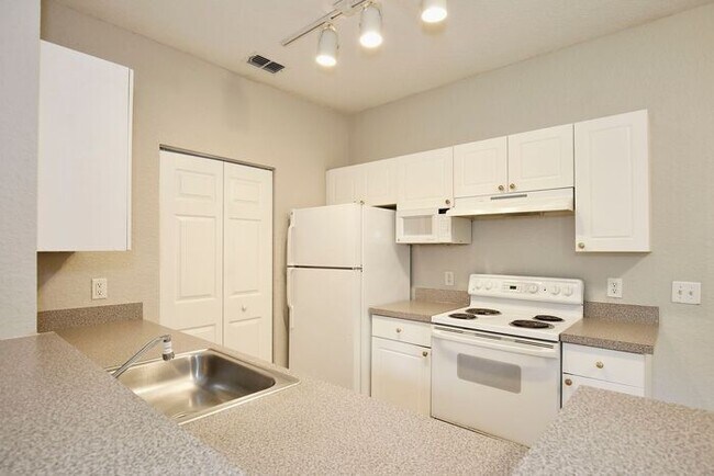 Foto del edificio - Perfect 2/2 Split Floorplan Condo with Washer/Dryer in Lovely Crescent Place at Lake Lotus Condom...