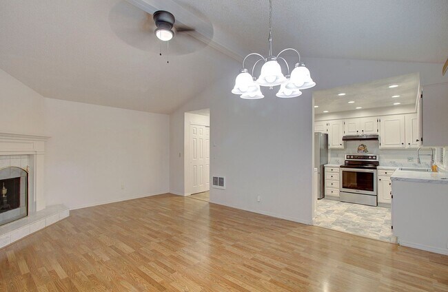 Building Photo - Bright 3 Bedroom 2 Bath Home in Pinebrook! Stainless Appliance Package