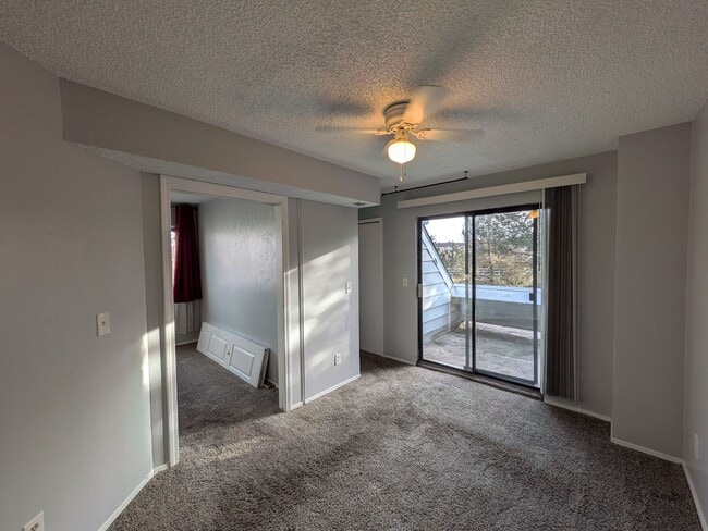 Foto del edificio - 1 bed, 1 bath Natural Light w/Skylight!  **Move-In Special**