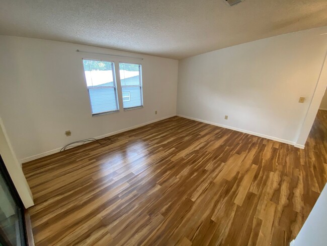 Building Photo - ANNUAL Rental - Unfurnished 2 Bedroom 2 Ba...