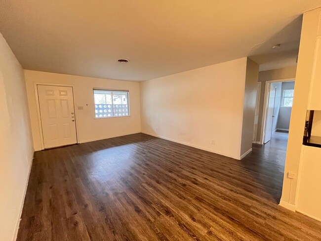 Foto del edificio - 2 Bed/1bath Duplex in Central Austin