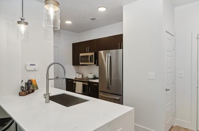 Kitchen - AMLI at the Ballpark