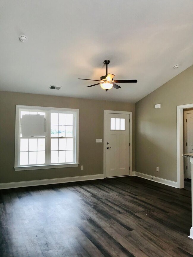 Foto del edificio - Gorgeous newer home with high end finishes...