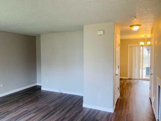 Foto del edificio - 812 Lark Dr