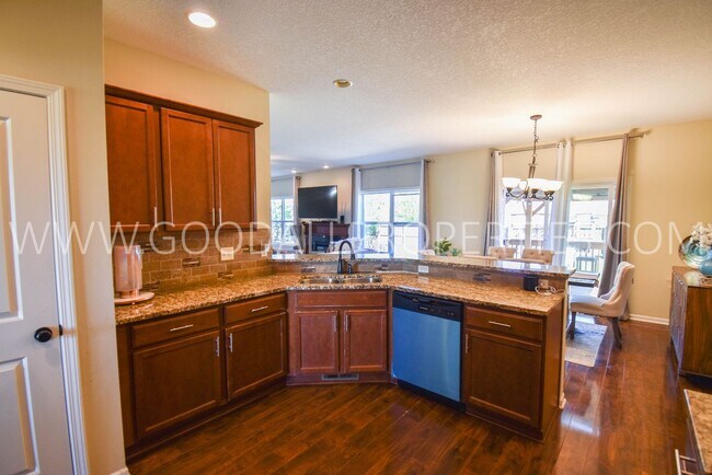 Foto del edificio - 5 Bedroom Home with Fenced Yard, and 3 Car Garage in Waukee
