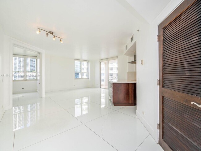 Building Photo - 701 Brickell Key Blvd