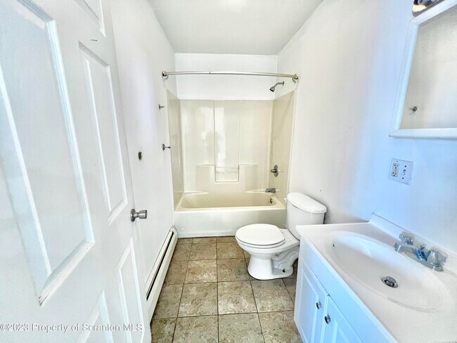 Foto del edificio - 106-108 W Market St