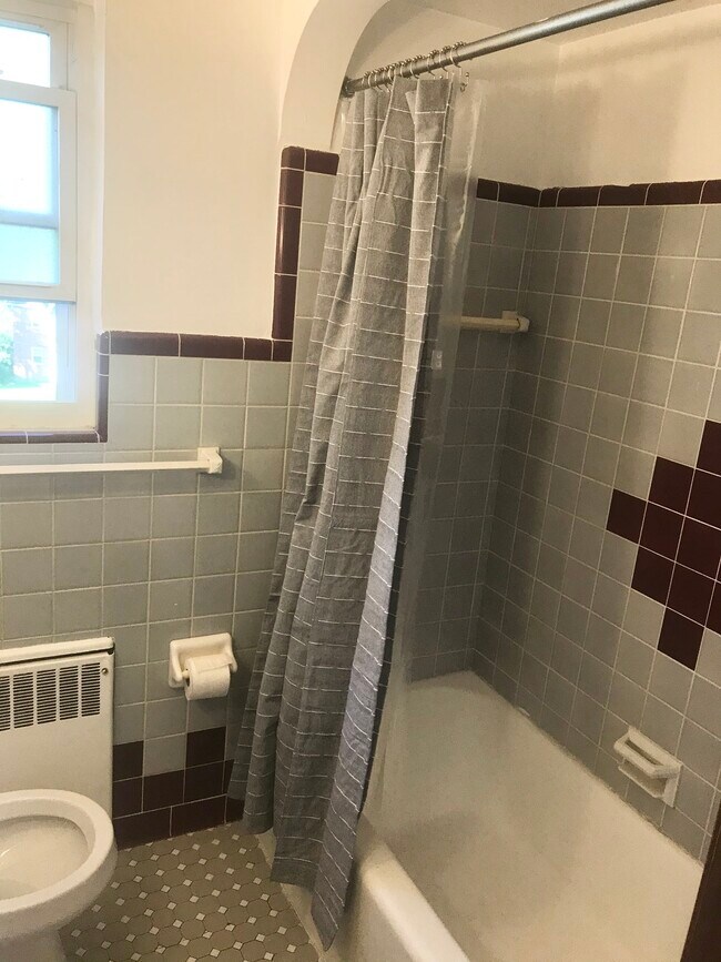 Building Photo - 3512 Hazelwood Avenue, Unit 4