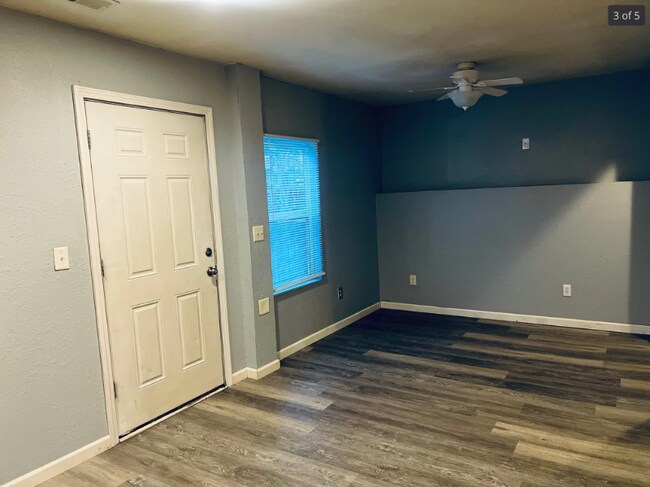 Foto del edificio - 5423-5425 E 27th St