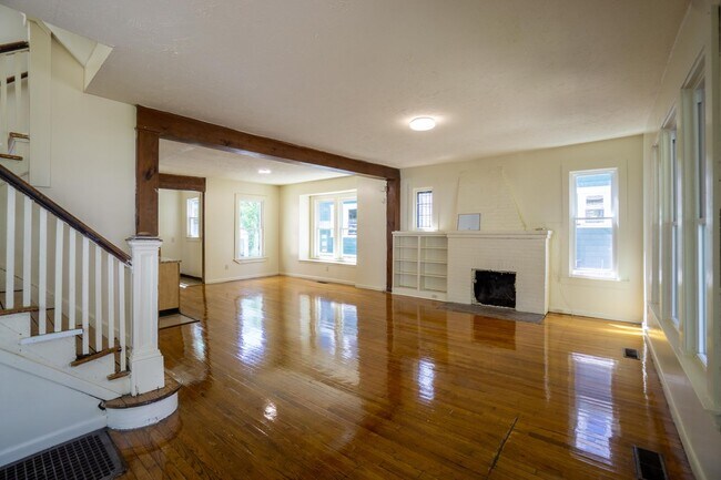Building Photo - 965 Lancaster Ave