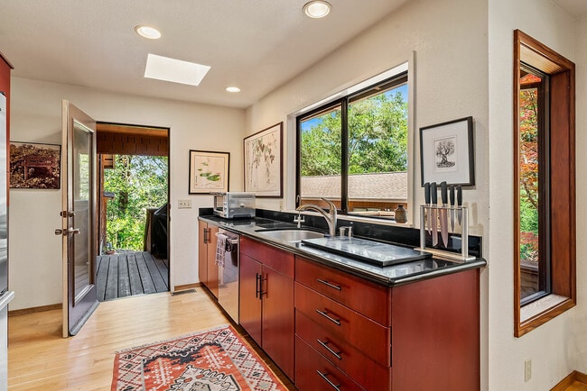 Foto del edificio - 2350 Mill Creek Ln