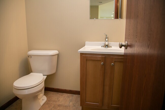 Baño de visitas en la planta principal - 6302 Pawnee Ln