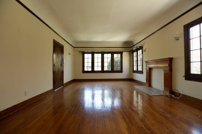 Building Photo - 128 S Catalina St