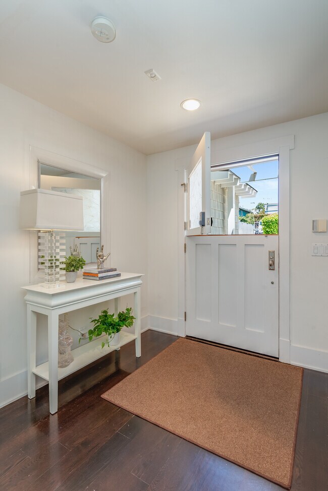 Building Photo - 562 24th Pl