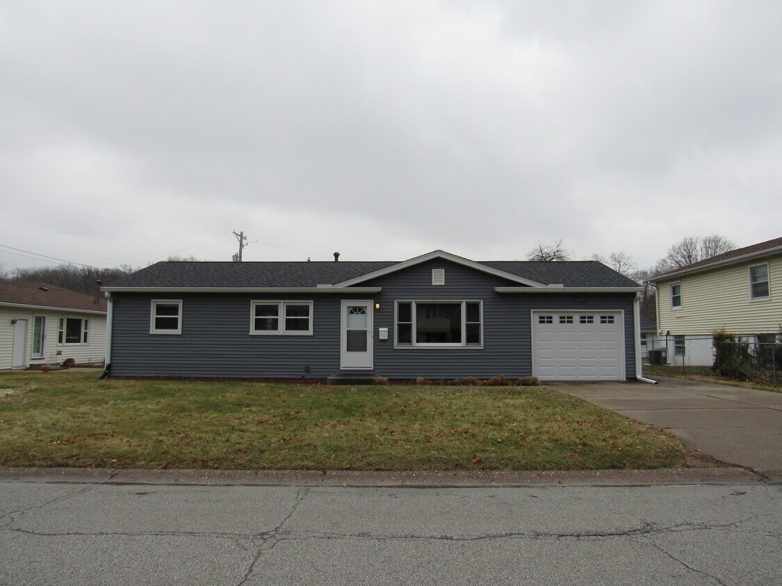 1708 Elmwood Dr, Bettendorf, IA 52722 House Rental in Bettendorf, IA