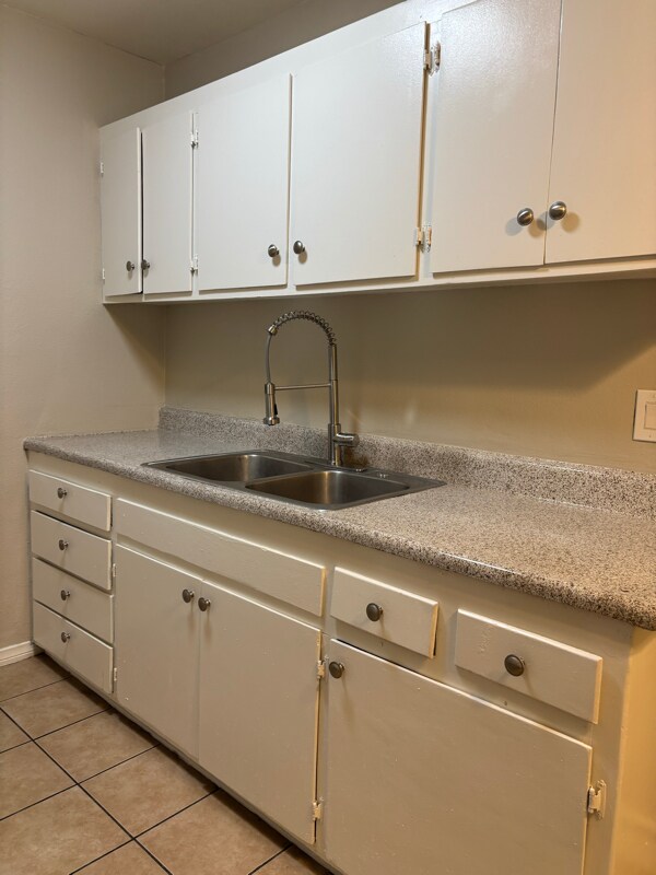 Foto del edificio - 518 N Anna Dr