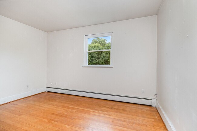 Foto del edificio - Coming Soon | $2,000/mo | Spacious Split-L...