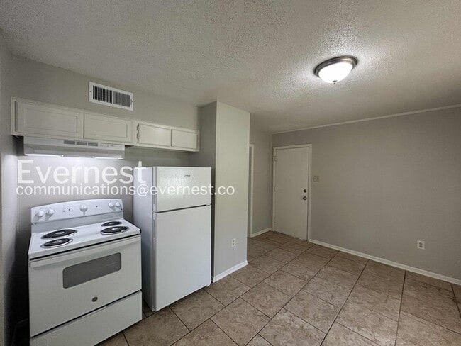 Foto del edificio - 8044 Oakbrook Dr