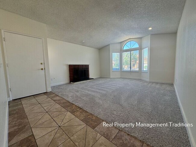 Building Photo - Freshly Rehabbed 3 + 2 in Palmdale