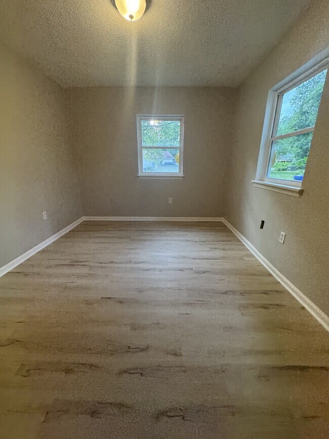 Building Photo - Newly remodeled apartment
