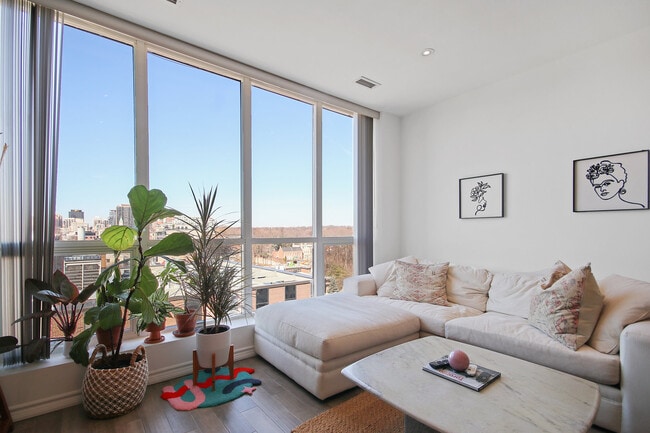 Building Photo - 980 Yonge St