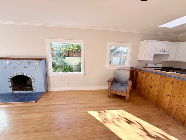 Foto del edificio - 230 W H St