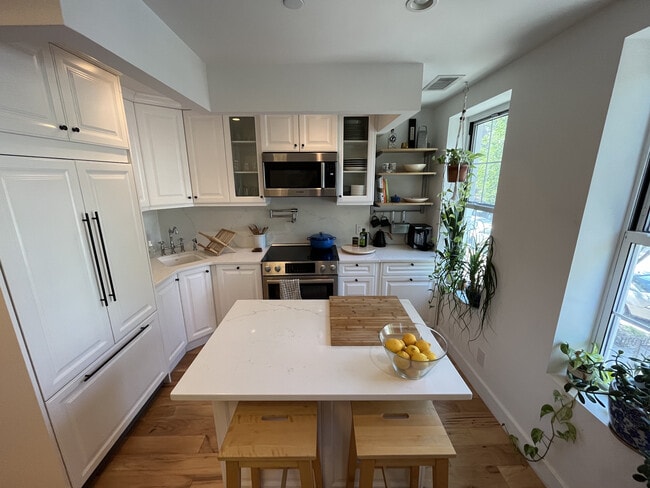 Kitchen - 450 Hart St