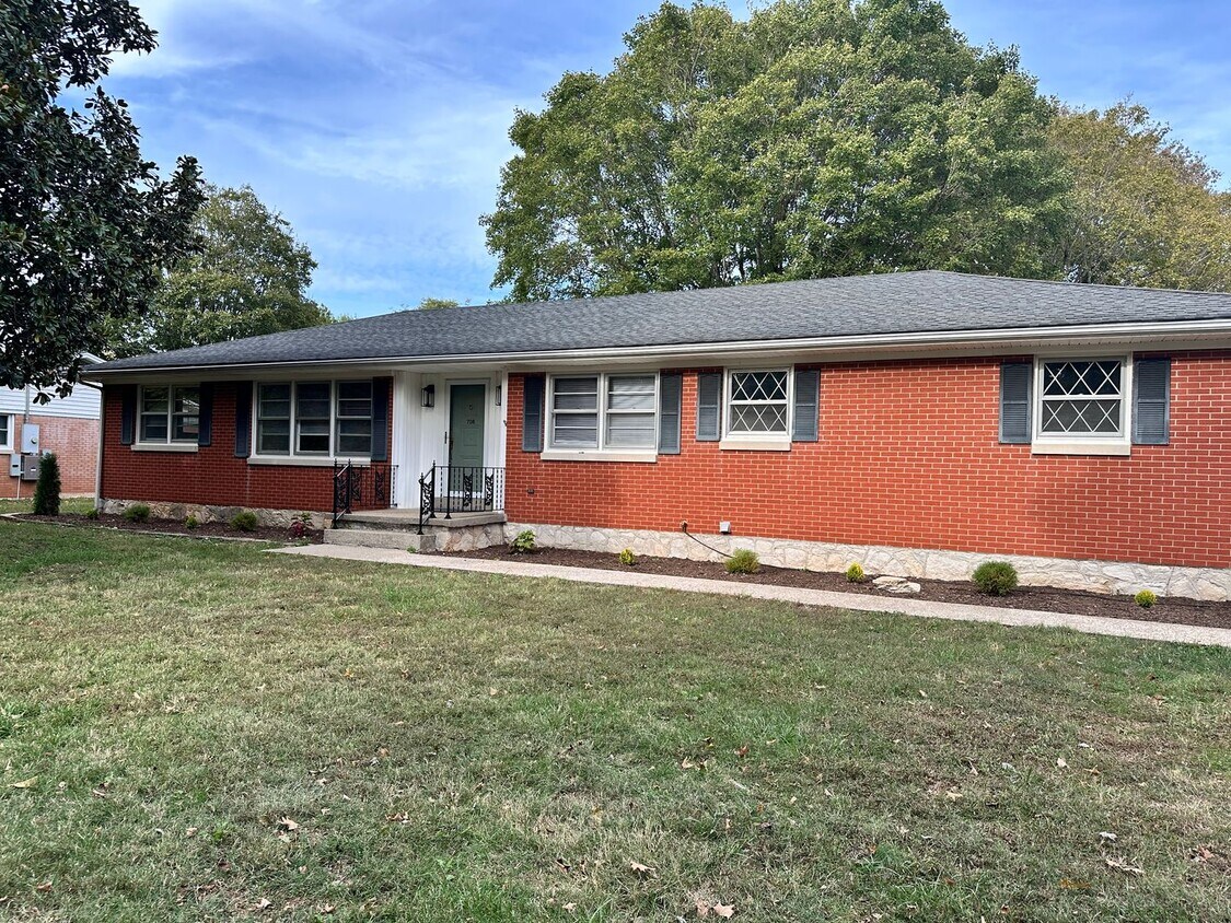 Foto principal - 708 Cave Mill Rd