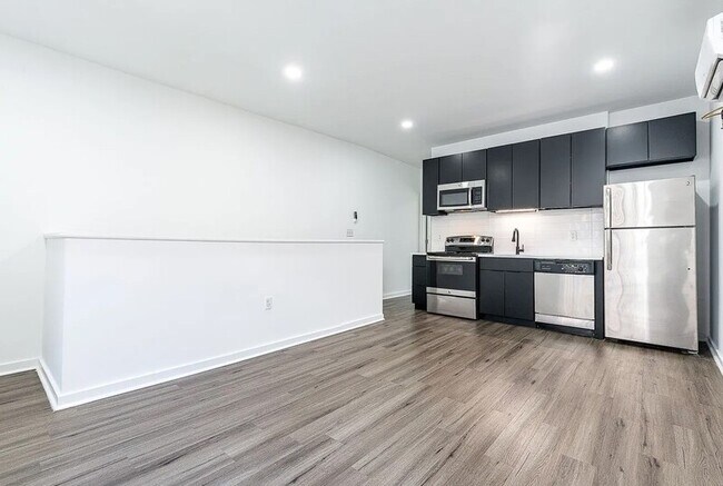 Foto del edificio - 3003 W Glenwood Ave