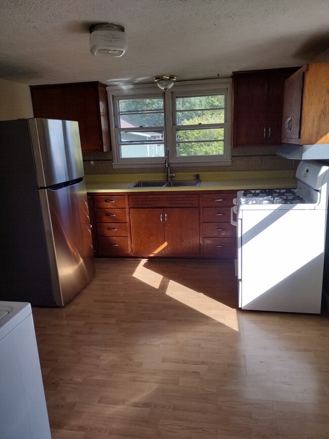 Building Photo - 705 W 13th St