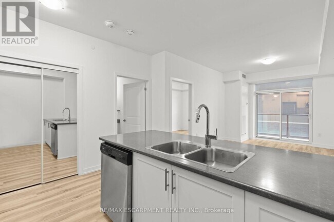 Photo du bâtiment - 450-450 Dundas St E