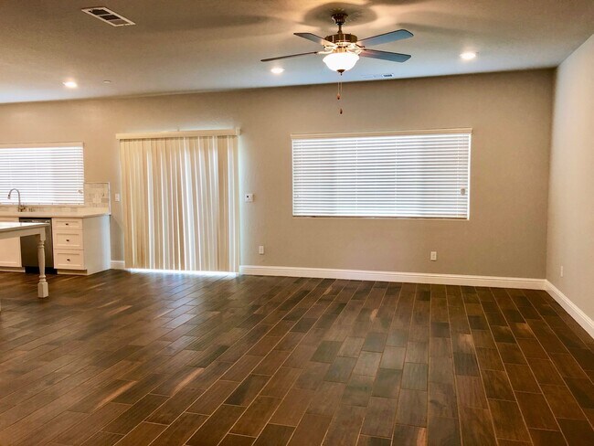 Foto del edificio - COMING SOON! $2,600 Shaw & Leonard, 4 Bedr...
