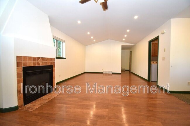 Building Photo - 502 Sanders Ave