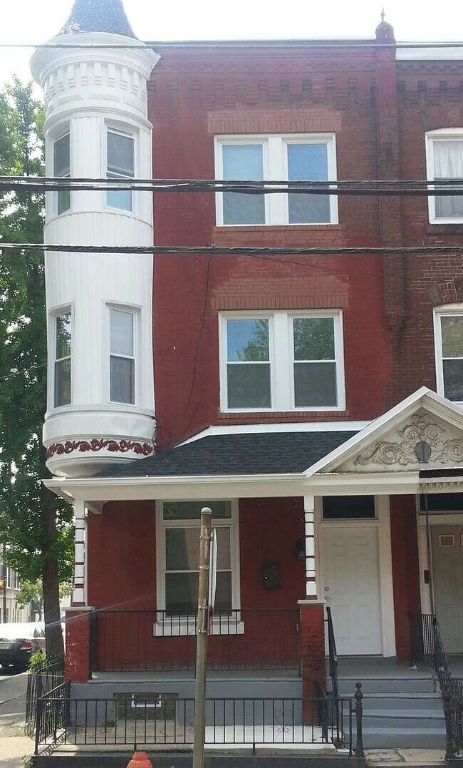 Building Photo - Large Six Bedroom House in University City...