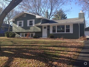 Building Photo - 39 Elmwood Dr