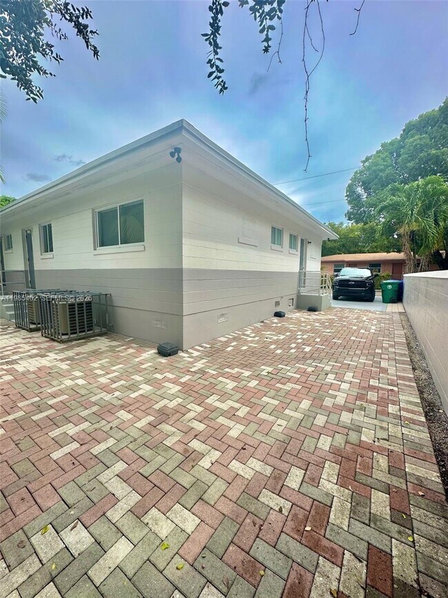 Building Photo - 5510 NW Miami Pl