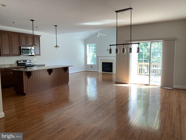 Building Photo - 244 Deepdale Dr
