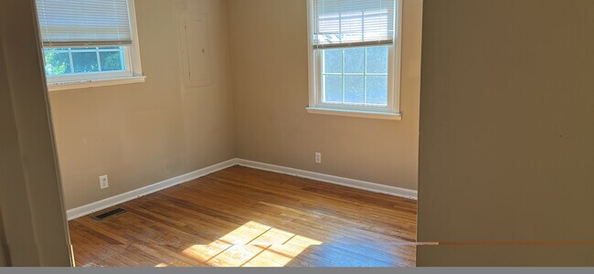 Foto del edificio - 5105 Roberts Ct