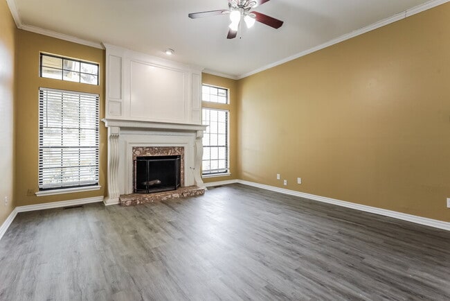 Foto del edificio - 2700 Shady Tree Ln