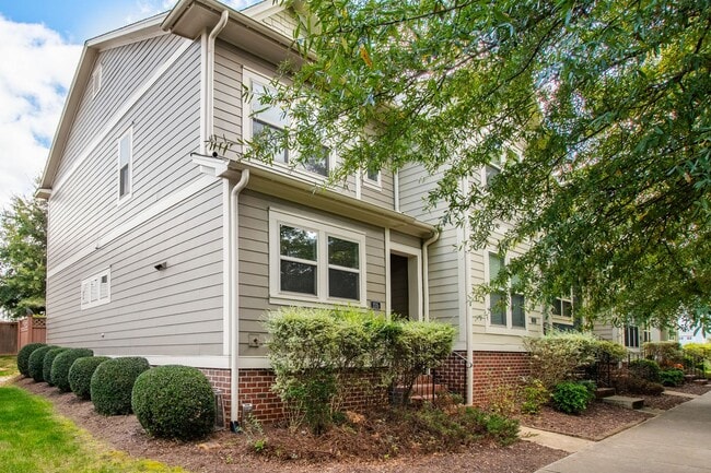 Building Photo - Spacious 2BR Townhome with Gourmet Kitchen...