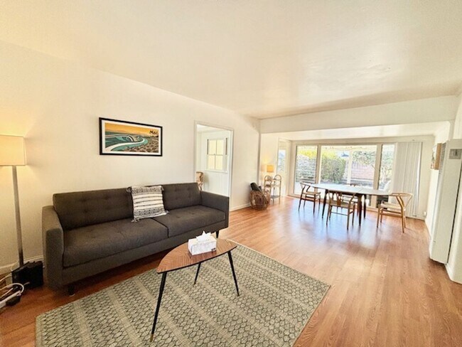 Foto del edificio - 211 E - Midtown Blue Bungalow | FURNISHED