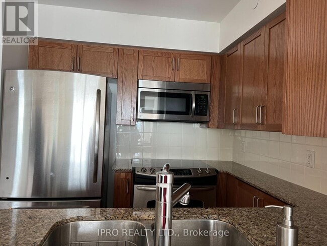 Photo du bâtiment - 215-2215 Sherway Gardens Rd